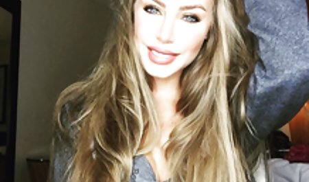 دختری با گونه تصاویر شهوانی و نوک سینه سوراخ شده